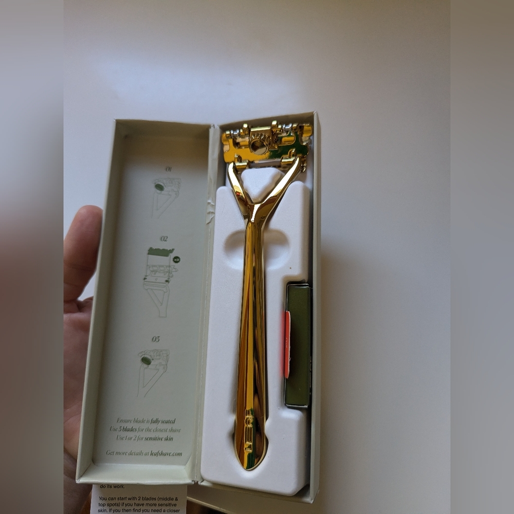 Leaf gold razor